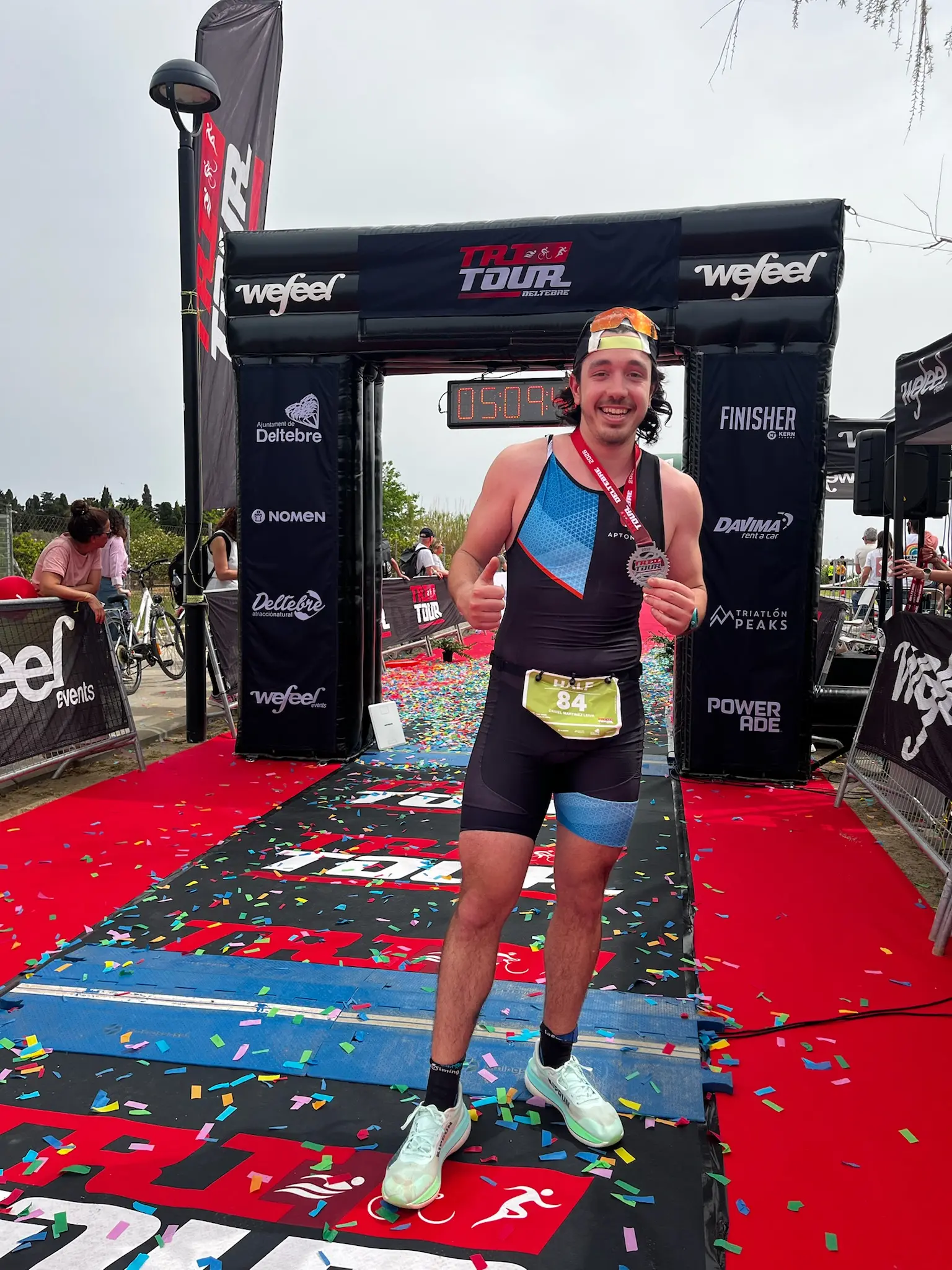 Atleta celebrando su llegada a meta en competición deportiva